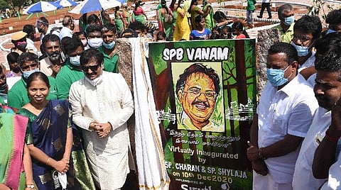 எஸ்பிபி வனத்தைத் தொடங்கி வைத்த திரைப்பட நடிகர் விவேக் மற்றும் சிறுதுளி அமைப்பின் நிர்வாக அறங்காவலர் வனிதா மோகன். | படம்: ஜெ.மனோகரன்.