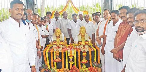 காவேரிப்பட்டணம் மிட்டள்ளியில் அமைக்கப்பட்டுள்ள, கிருஷ்ணகிரி கிழக்கு மாவட்ட காங்கிரஸ் தலைவர் சுப்பிரமணியனின் பெற்றோர் லோகநாதன் - முனியம்மாள் ஆகியோரின் திருவுருவ வெண்கல சிலை மற்றும் மணி மண்டபத்தை தமிழக காங்கிரஸ் செயல் தலைவர் விஷ்ணுபிரசாத் திறந்து வைத்தார்.