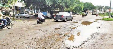 ஊத்தங்கரை பகுதியில் பெய்த மழையால் சேதமான சாலையில் தண்ணீர் தேங்கி உள்ளதால் வாகன ஓட்டிகள் சிரமத்துடன் சென்று வருகின்றனர்.