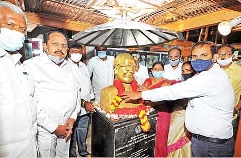 ஓசூர் தொரப்பள்ளி கிராமத்தில் உள்ள மூதறிஞர் ராஜாஜி பிறந்த இல்லத்தில், நேற்று ராஜாஜியின் 142-வது பிறந்த நாளையொட்டி அவரது சிலைக்கு மாவட்ட ஆட்சியர் ஜெயசந்திர பானு ரெட்டி மாலை அணிவித்து மரியாதை செலுத்தினார்.