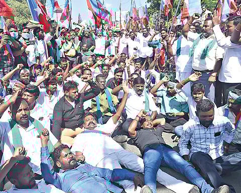 புதிய வேளாண் சட்டத்தை திரும்பப் பெற வலியுறுத்தி, சேலம் ஆட்சியர் அலுவலகம் முன்பு சாலை மறியலில் ஈடுபட்ட விடுதலை சிறுத்தைகள் கட்சியினர். படம்: எஸ்.குரு பிரசாத்