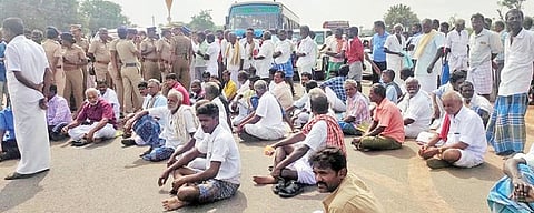 கீழப்பசலை விலக்கு பகுதியில் மதுரை-ராமேசுவரம் நான்குவழிச்சாலையில் மறியலில் ஈடுபட்ட கிராம மக்கள்.