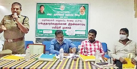 பயிற்சி முகாமில் பேசினார் டிஎஸ்பி ரவிச்சந்திரன், அருகில் பயிற்சியாளர்கள்.