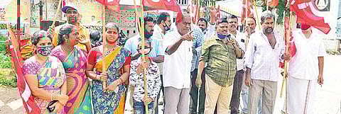 மதுரை ஆவின் அலுவலகம் முன் ஆர்ப்பாட்டம் செய்த சிஐடியூ பால் முகவர்கள் மற்றும் விற்பனையாளர்கள். படம்:எஸ்.கிருஷ்ணமூர்த்தி