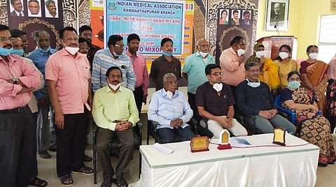 ராமநாதபுரத்தில் ஆலோசனைக் கூட்டத்தில் பங்கேற்ற மருத்துவர்கள்.