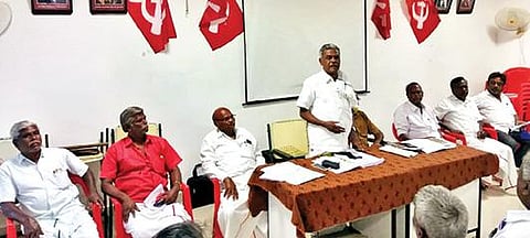 எட்டு வழிச்சாலை எதிர்ப்பு இயக்க கூட்டமைப்பு சார்பில், தி.மலை வேங்கிக்காலில் உள்ள மார்க்சிஸ்ட் கம்யூனிஸ்ட் கட்சி அலுவலகத்தில் நடந்த ஆலோசனைக் கூட்டத்தில் பேசும் தமிழ்நாடு விவசாயிகள் சங்க மாநில பொதுச் செயலாளர் சண்முகம்.