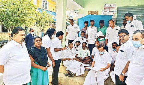 தி.மலை அதிமுக சார்பில் நடந்த கள ஆய்வில் ஈடுபட்ட தேர்தல் பொறுப்பாளர் மோகன். அருகில், மாவட்ட செயலாளர் அக்ரி.எஸ்.எஸ்.கிருஷ்ணமூர்த்தி உள்ளிட்டோர்.