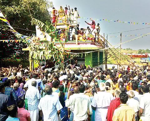 நரசிங்கபுரம் கிராமத்தில் உள்ள முத்துமாரியம்மன் கோயிலில் குடமுழுக்கு விழா நடைபெற்றது.