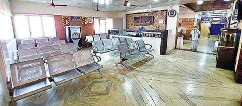 மருத்துவர்கள் போராட்டத்தால், தி.மலையில் உள்ள ஒரு தனியார் மருத்துவ மனையின் புறநோயாளிகள் பிரிவு வெறிச்சோடி காணப்பட்டது.