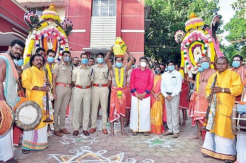 தக்கலை காவல் நிலையத்தில் இருந்து பாரம்பரிய முறைப்படி குமாரகோயிலுக்கு நேர்த்திக்கடனாக காவடி எடுத்து சென்ற போலீஸார்.