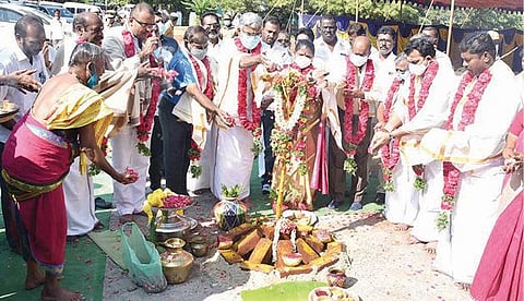 திருச்சியில் ஊரக வளர்ச்சி மற்றும் உள்ளாட்சித்துறை ஒருங்கிணைந்த அலுவலக புதிய கட்டிடம் கட்ட நேற்று நடைபெற்ற பூமி பூஜையில் பங்கேற்ற அமைச்சர்கள் என்.நடராஜன், வளர்மதி, மாவட்ட ஆட்சியர் சு.சிவராசு உள்ளிட்டோர்.