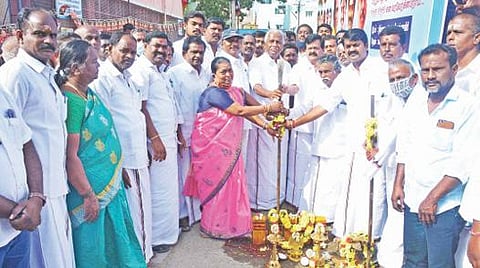 கிருஷ்ணகிரியில் ரூ. 1.10 கோடி மதிப்பில் தார் சாலை அமைக்கும் பணியை கே.பி.முனுசாமி எம்பி., தொடங்கி வைத்தார்.