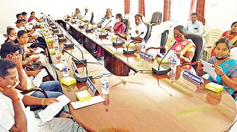 கிருஷ்ணகிரி வட்டார வளர்ச்சி அலுவலகத்தில் நடந்த ஒன்றியக் குழு கூட்டத்தில் பங்கேற்ற கவுன்சிலர்கள்.