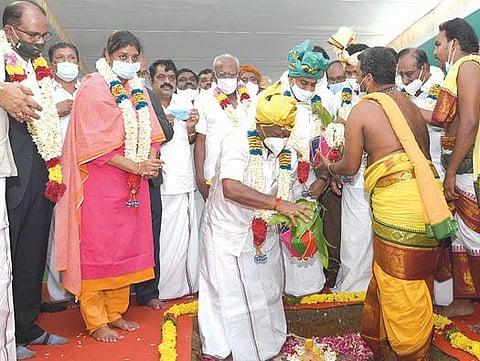 தேனி வீரபாண்டி அருகே தப்புக்குண்டு கிராமத்தில் அரசு கால்நடை மருத்துவக் கல்லூரி மற்றும் ஆராய்ச்சி நிலையத்துக்கான கட்டுமானப் பணிகளைத் தொடங்கி வைத்தார் துணை முதல்வர் ஓ.பன்னீர்செல்வம்.