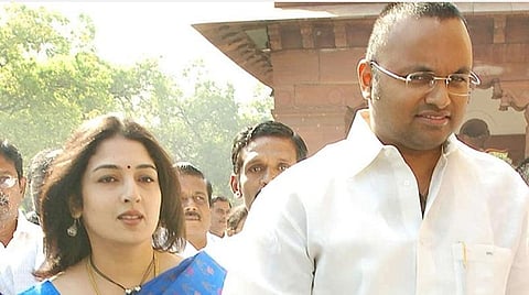 வருமானவரித் துறை வழக்கில் இருந்து கார்த்தி சிதம்பரம், ஸ்ரீநிதி விடுவிப்பு- சென்னை உயர் நீதிமன்றம் உத்தரவு