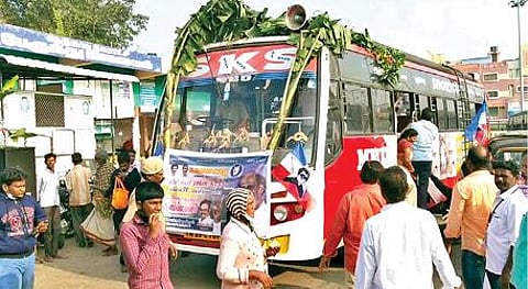 ரஜினிகாந்த் பிறந்த நாளையொட்டி, ஆற்காட்டில் இருந்து கலவைக்கு இயக்கப்பட்ட இலவச பேருந்து சேவை.