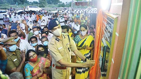 திருநெல்வேலி கரையிருப்பில் புறக்காவல் நிலையத்தை காவல் ஆணையர் தீபக் தாமோர் திறந்து வைத்தார். படம்: மு.லெட்சுமி அருண்