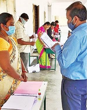 குருபரப்பள்ளியில் நடந்த வாக்காளர் பட்டியல் சிறப்பு சுருக்க முறை திருத்த முகாமை கிருஷ்ணகிரி மாவட்ட ஆட்சியர் ஜெயசந்திர பானு ரெட்டி ஆய்வு செய்தார்.