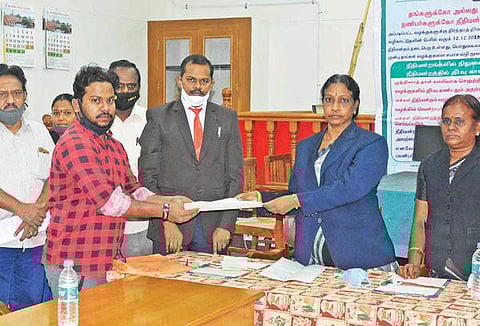 கிருஷ்ணகிரியில் நடந்த மக்கள் நீதிமன்றத்தில் தீர்வு காணப்பட்ட வழக்குக்கான ஆணைகளை மாவட்ட முதன்மை நீதிபதி கலைமதி வழங்கினார்.