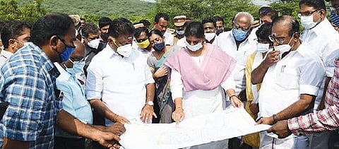 தேனி அன்னஞ்சி புறவழிச் சாலையில் தொழில்நுட்பப் பூங்கா அமைய உள்ள இடத்தை ஆய்வு செய்த துணை முதல்வர் ஓ.பன்னீர்செல்வம்.