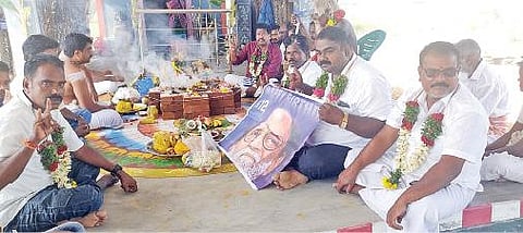 ரஜினி பிறந்த நாளையொட்டி எஸ்.கரிசல்குளத்தில் உள்ள கேட்ட வரம் தரும் முத்துமாரியம்மன் கோயிலில் யாகம் நடத்திய ரசிகர்கள்.