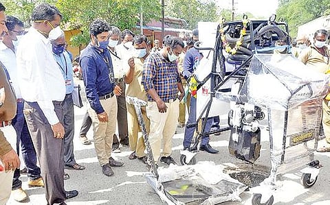 பாதாள சாக்கடை கழிவுகளை அகற்ற விருதுநகர் நகராட்சிக்கு வழங்கப்பட்ட நவீன ரோபோ இயந்திரத்தைத் தொடங்கிவைத்து அதன் செயல்பாட்டை பார்வையிட்டார் மாவட்ட ஆட்சியர் இரா.கண்ணன்.
