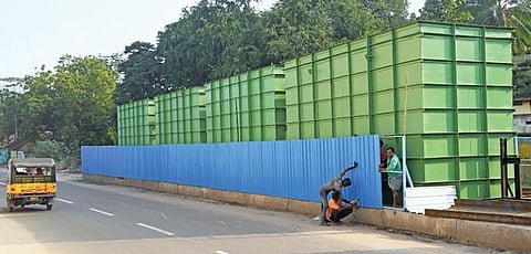 மதுரை மீனாட்சி மகளிர் கல்லூரி பின்புறம் அமைக்கப்பட்டுள்ள சுத்திகரிப்புத் தொட்டிகள். படம்: ஆர்.அசோக்