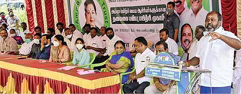 ஆசிரியர்களுக்கு தலைமைப் பண்புக்கான திறன் மேம்பாட்டு பயிற்சி முகாமில் பேசிய அமைச்சர் ஆர்.பி.உதயகுமார்.