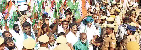 டெல்லியில் போராட்டம் நடத்தும் விவசாயிகளுக்கு ஆதரவாக மதுரை தத்தனேரி மேம்பாலம் அருகே நேற்று ஏர் கலப்பை ஏந்தி போராட்டம் நடத்திய காங்கிரஸ் கட்சியினர். படம்: எஸ். கிருஷ்ணமூர்த்தி