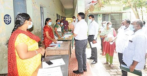 சிதம்பரம் வடக்கு வீதி நகராட்சி நடுநிலைப்பள்ளியில் நடைபெற்று வரும் வாக்காளர் பட்டியல் சிறப்பு சுருக்க முறை திருத்த முகாமை மாவட்ட ஆட்சியர் சந்திரசேகர் சாகமூரி பார்வையிட்டு ஆய்வு செய்தார்.