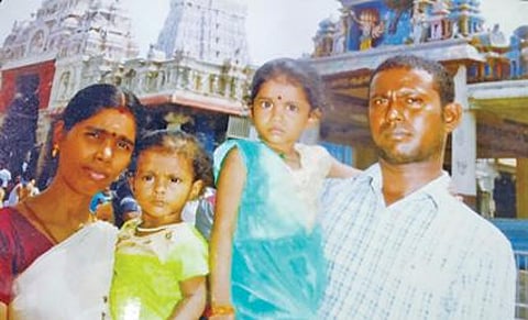 விழுப்புரத்தில் அருண் குடும்பத்தினருக்கு அஞ்சலி செலுத்தி, மோசடி லாட்டரிக்கு எதிராக உறுதிமொழியேற்கும் கைவினைஞர் முன்னேற்றக் கட்சியினர்.