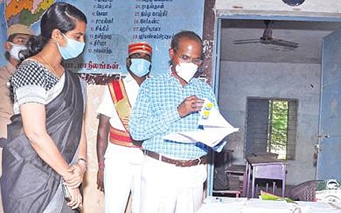 திண்டிவனம் அருகே செண்டூரில் வாக்காளர் திருத்தல் சிறப்பு முகாமை ஆட்சியர் அண்ணாதுரை ஆய்வு செய்தார். அருகில் சார் ஆட்சியர் அனு உள்ளார்.