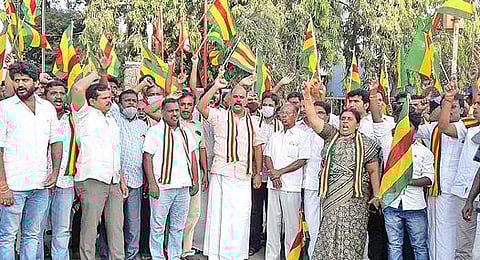 பொள்ளாச்சியில் ஆர்ப்பாட்டத்தில் ஈடுபட்ட கொமதேகவினர்.