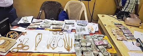 விருதுநகரில் வாகன ஆய்வாளர்களிடம் பறிமுதல் செய்யப்பட்ட நகைகள், பணம்.