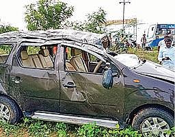 விபத்தில் சிக்கி உருக்குலைந்த கார்.