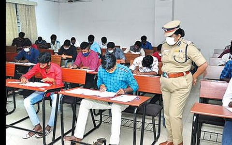 திருப்பத்தூர் மாவட்டம் வாணியம்பாடி தனியார் கல்லூரியில் நேற்று நடைபெற்ற காவலர் பணிக்கான நுழைவு தேர்வை ஆய்வு செய்த ஐஜி பாஸ்கரன். அருகில், திருப்பத்தூர் எஸ்பி டாக்டர்.விஜயகுமார். அடுத்த படம்: வேலூர் விஐடி பல்கலைக்கழகத்தில் நேற்று நடைபெற்ற காவலர் பணிக்கான நுழைவு தேர்வை ஆய்வு செய்த வேலூர் சரக டிஐஜி காமினி.