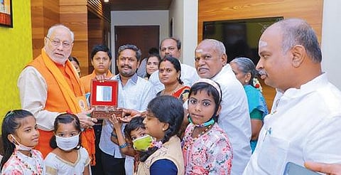 சேலம் வந்திருந்த பிரதமரின் சகோதரர் பிரகலாத் தாமோதர தாஸ் மோடியிடம், பிரதமர் மோடி தூய்மைப் பணி மேற்கொள்வது போன்று வடிவமைத்த வெள்ளிச் சிலையை பொற்கொல்லர் சங்கர் மற்றும் அவரது குடும்பத்தினர் வழங்கினர். அடுத்த படம்: பிரதமர் மோடி உருவம் கொண்ட சிறிய சிலை.