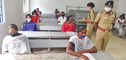 சேலம் அம்மாப்பேட்டை மிலிட்டரி சாலையில் உள்ள தனியார் கல்லூரியில் நேற்று இரண்டாம் நிலை காவலர் பணிக்கு எழுத்துத் தேர்வு நடந்தது. தேர்வை மாநகர காவல் ஆணையர் செந்தில்குமார், எஸ்பி தீபா கணிக்கர் ஆகியோர் பார்வையிட்டு ஆய்வு செய்தனர். படம்:எஸ்.குரு பிரசாத்