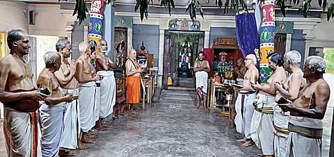 சென்னை திருநீர்மலையில் உள்ள பவுண்டரீகபுரம் மத் ஆண்டவன் ஆசிரமத்தில் எழுந்தருளியுள்ள பறவாக்கோட்டை சின்ன ஆண்டவன் பரமஹம்ஸேத்யாதி நிவாஸ கோபால மஹா தேசிகன் சுவாமிகள் நேற்று காலை நிவாசப் பெருமாள் சந்நிதியில் லட்சுமி ஹயக்ரீவனுக்கும் மற்ற பெருமாள்களுக்கும் தனுர்மாத ஆராதனை மேற்கொண்டார். உடன் வேத விற்பன்னர்கள். படம்: எம்.முத்துகணேஷ்