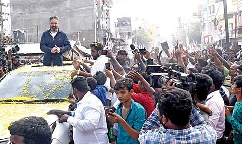 மதுரை அவனியாபுரத்தில் மக்கள் நீதி மய்யம் தலைவர் கமல்ஹாசனுக்கு வரவேற்பு அளித்த மக்கள்.படம்:ஆர்.அசோக்