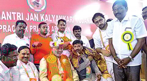 மதுரை வந்த பிரதமரின் மக்கள் நல சேவைத் திட்ட பிரச்சார அமைப்பின் தேசியத் தலைவர் பிரகலாத் மோடி. உடன் இந்த அமைப்பின் தமிழகத் தலைவர் ராஜாராமன், தேசிய நிர்வாகி கோஷ்மகராஜ், மாவட்டத் தலைவர் பாஸ்கரன் உள்ளிட்ட நிர்வாகிகள். படம்:எஸ்.கிருஷ்ணமூர்த்தி