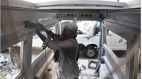 கோவை சிவானந்தா காலனி பகுதியில் அரசியல் தலைவர்களின் பிரச்சாரத்துக்கு வாகனங்களைத் தயார்படுத்தி வரும் பணியாளர். | படம்: ஜெ.மனோகரன்.