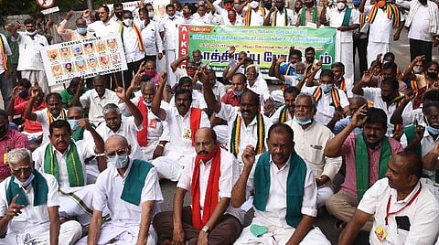 கோவை ஆட்சியர் அலுவலகம் முன்பு, தபால் நிலையம் செல்லும் சாலையில் அமர்ந்து இன்று, காத்திருப்பு போராட்டத்தில் ஈடுபட்ட விவசாயிகள் உள்ளிட்ட பலர். படம்: ஜெ.மனோகரன்.