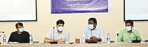 திருவண்ணாமலையில் வாக்காளர் பட்டியல் சிறப்பு சுருக்க முறை திருத்தம் குறித்த ஆய்வுக் கூட்டம், வாக்காளர் பட்டியல் பார்வையாளர் வள்ளலார் தலைமை யில் நடைபெற்றது. அருகில், ஆட்சியர் சந்தீப் நந்தூரி உள்ளிட்டோர்.