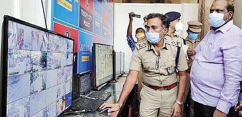 வைகுண்ட ஏகாதசி விழாவையொட்டி, ரங்கம் ரங்கநாதர் கோயில் வளாகத்தில் நேற்று புறக்காவல் நிலையத்தை திறந்து வைத்து சிசிடிவி கேமராக்களின் செயல்பாடுகளை ஆய்வு செய்கிறார் மாநகர காவல் ஆணையர் ஜெ.லோகநாதன்.படம்: ஜி.ஞானவேல்முருகன்