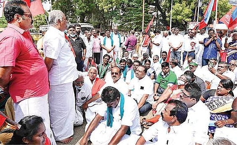 தஞ்சாவூரில் நேற்று தொடர் காத்திருப்புப் போராட்டத்துக்கு வந்தபோது தடுத்து நிறுத்திய போலீஸார் மீது நாற்காலிகளை தூக்கி வீசிய விவசாயிகள். படம்: வி.சுந்தர்ராஜ்