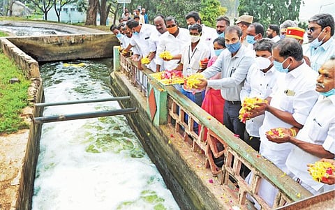 கிருஷ்ணகிரி அணையில் இருந்து 2-ம் போக பாசனத்துக்கு தண்ணீரை ஆட்சியர் ஜெயசந்திர பானு ரெட்டி திறந்து வைத்தார்.