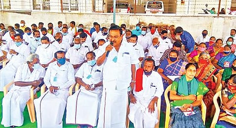 வேளாண் சட்டங்களை திரும்பப் பெற வலியுறுத்தி ஈரோட்டில் நடந்த விவசாயிகள் காத்திருப்புப் போராட்டத்தில் ஈரோடு எம்பி கணேசமூர்த்தி பேசினார்.