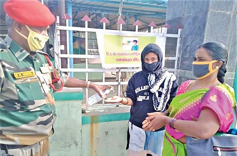 மேட்டூர் அணை பூங்கா நேற்று திறக்கப்பட்டது. கிருமிநாசினி கொண்டு கைகளை சுத்தம் செய்த பின்னர் பார்வையாளர்கள் பூங்காவுக்குள் அனுமதிக்கப்பட்டனர்.