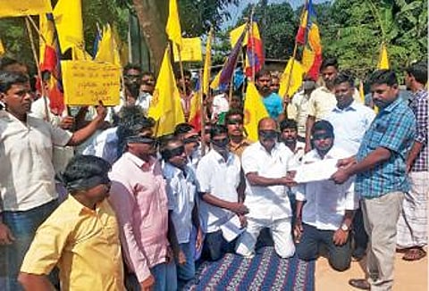 கடலூர் அருகே நடுவீரப்பட்டு கிராம நிர்வாக அலுவலரிடம் பாமகவினர் கண்ணில் கருப்பு துணி கட்டிக்கொண்டு முட்டி போட்டு மனு அளித்தனர்.